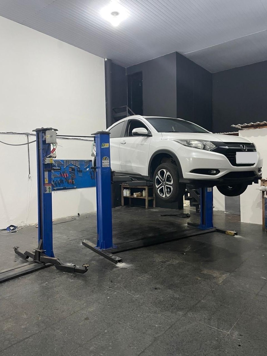 Carros nos elevadores da DR CAR