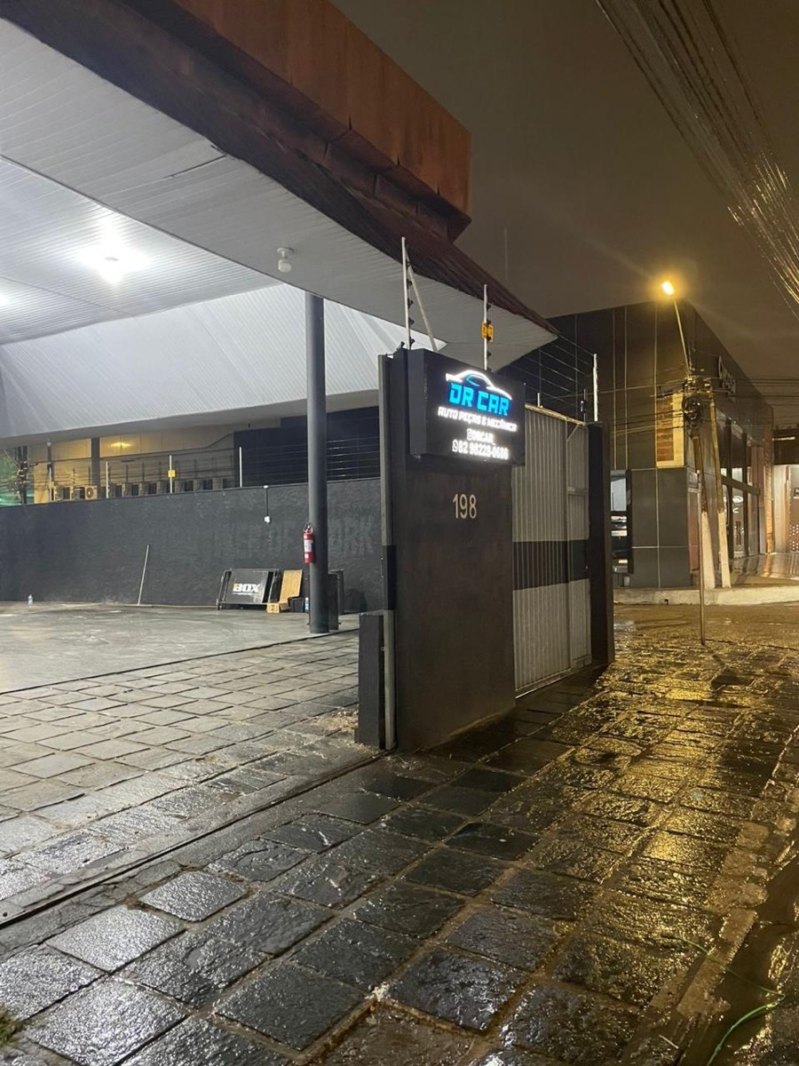Entrada da DR CAR com o letreiro iluminado e o número 198