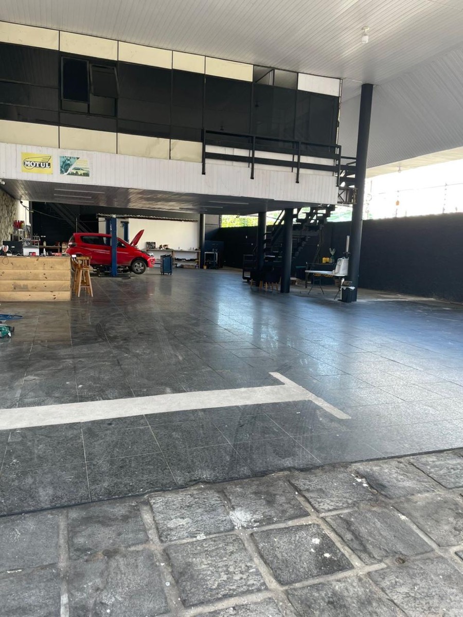 Galpão da DR CAR com elevadores e área de trabalho